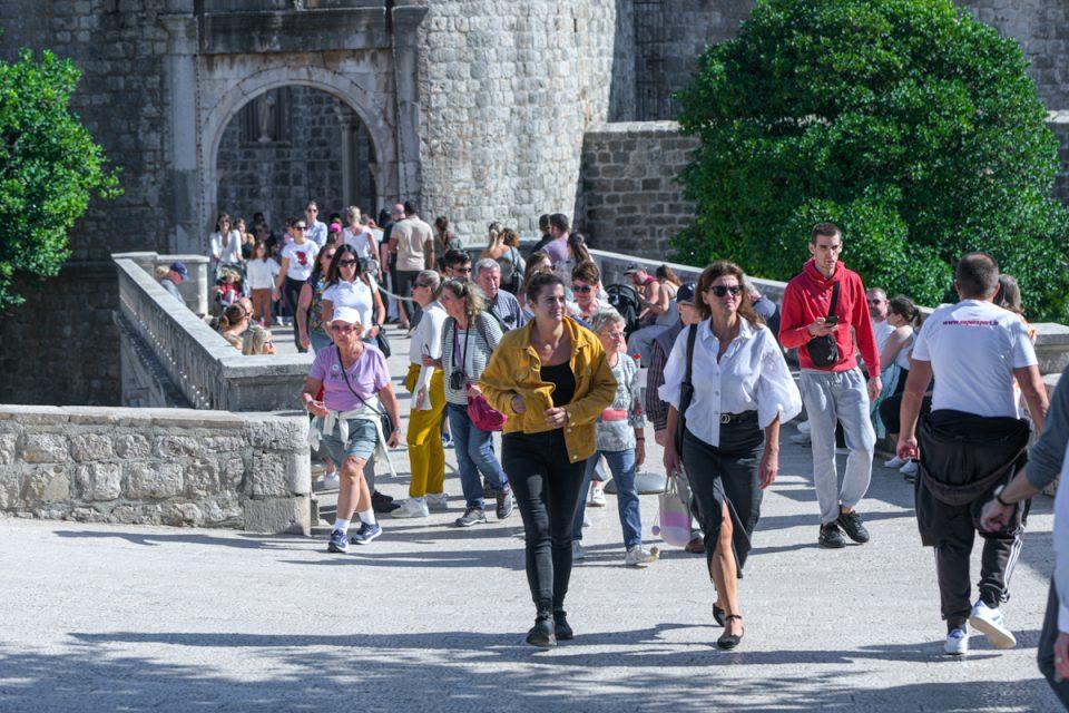 DUBROVNIK JE PREVARA? Poznati portal savjetovao turistima da preskoče Grad i radije posjete Plitvice