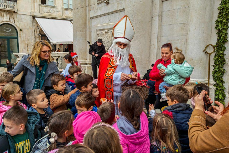 [FOTO/VIDEO] Sveti Nikola razveselio dječicu na Stradunu