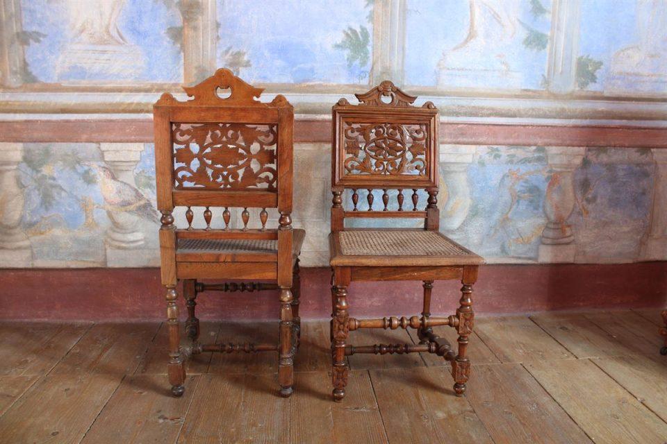 'CRTICA' IZ KUĆE BUKOVAC Šest drvenih stolica s izrezbarenim naslonom