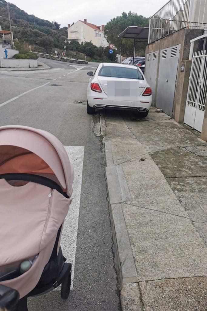 NEMOGUĆA SITUACIJA Čitateljica: 'S kolicima trebam izlaziti na cestu i izlagati opasnosti svoje dijete i sebe'