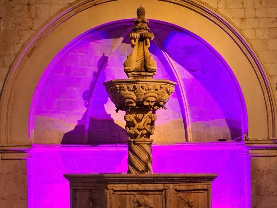 Mala Onofrijeva fontana u ljubičastom kao podrška oboljelima od epilepsije