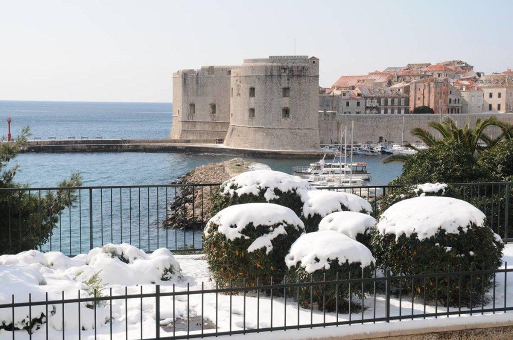SJEĆATE LI SE SNJEŽNE TARE? Dubrovnik je na današnji dan 2009. zabijelio snijeg