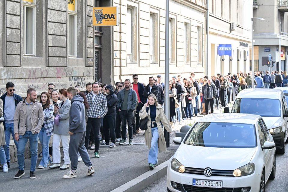 [FOTO] PARLAMENTARNI IZBORI Gužve na biračkom mjestu u Zagrebu gdje glasaju i dubrovački studenti
