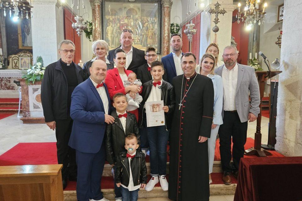MALI MARO Biskup Glasnović krstio peto dijete u obitelji Sardelić