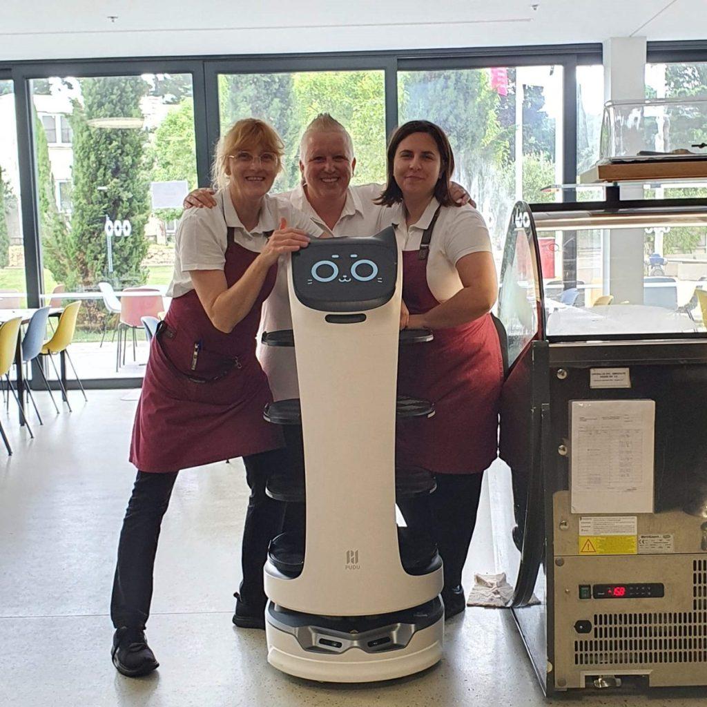 robot konobarice studentski dom 1200x1200 1