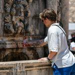 turisti spica voda fontana