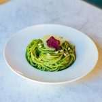 Spageti s domacim pesto genovese