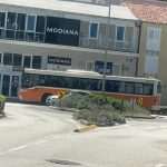 srebreno kruzni tok autobus