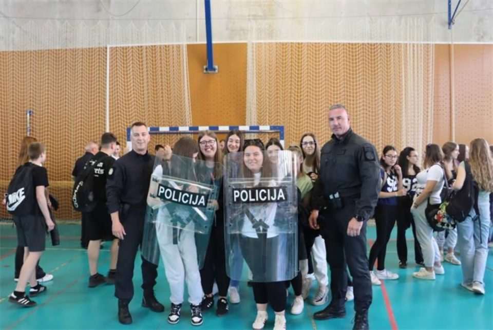 policija