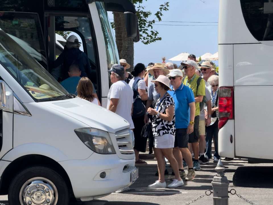 pile guzva turisti izletnicki autobus