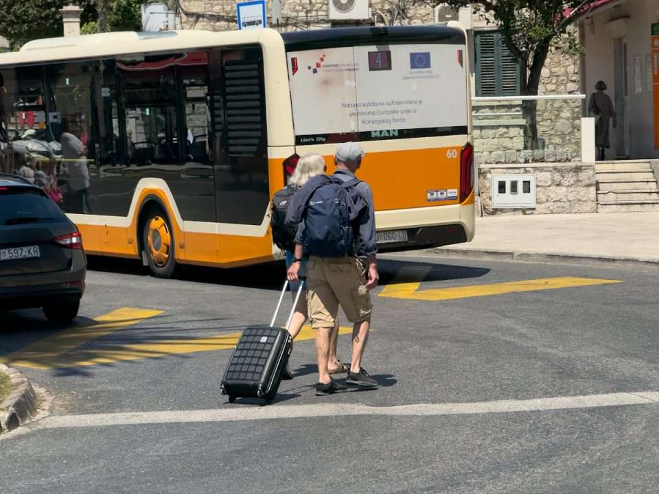 pile turisti libertas autobus kufer