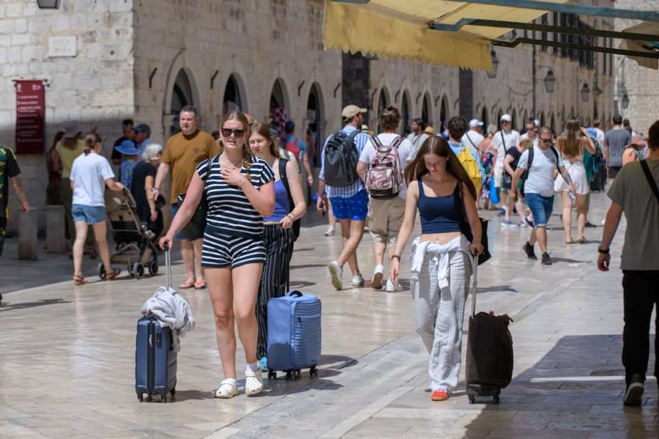 spica turisti nedjelja setnja grad dir setnja 28