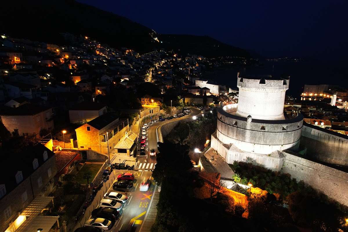 zagrebacka ulica noc sviejtla
