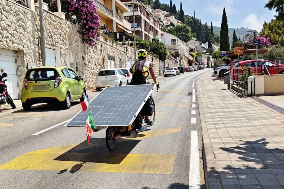 biciklist sa solarnom plocom