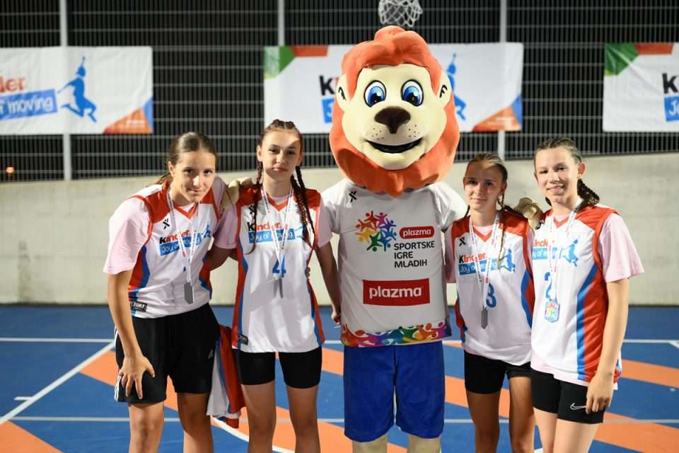 kinder joy tunir kosarka