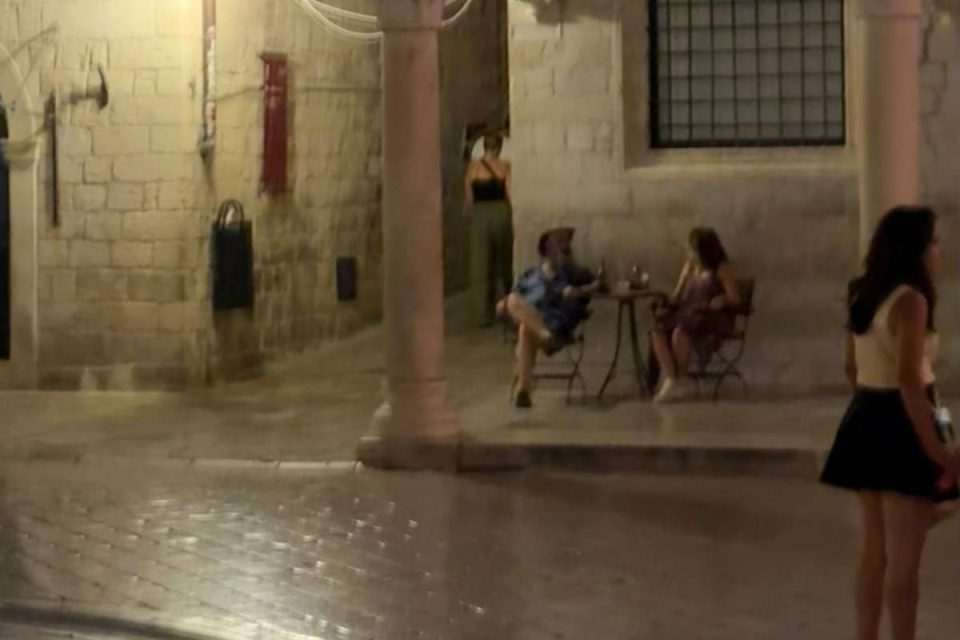 turisti ispred sponze