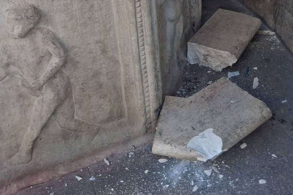 onfrijeva fontana vandalizam slomljeni kamen
