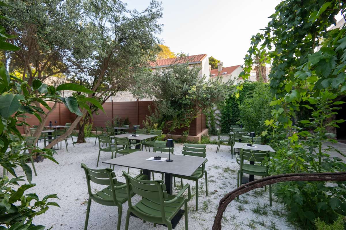 secret garden stolovi