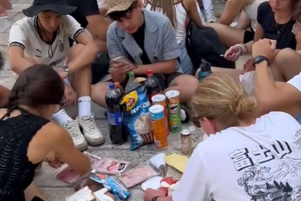 turisti ispred crkve 1