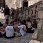 turisti ispred crkve