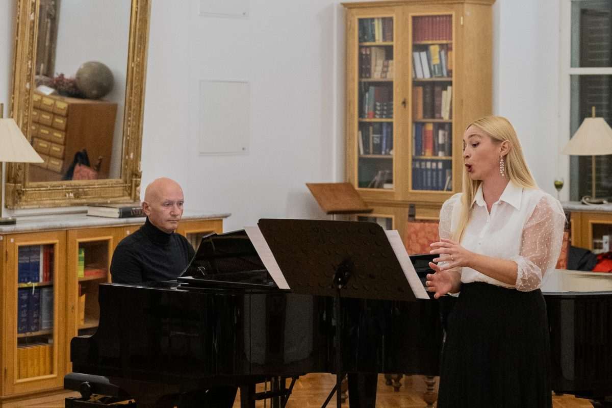 koncert saloca od zrcala 04112024 vlevi 1796