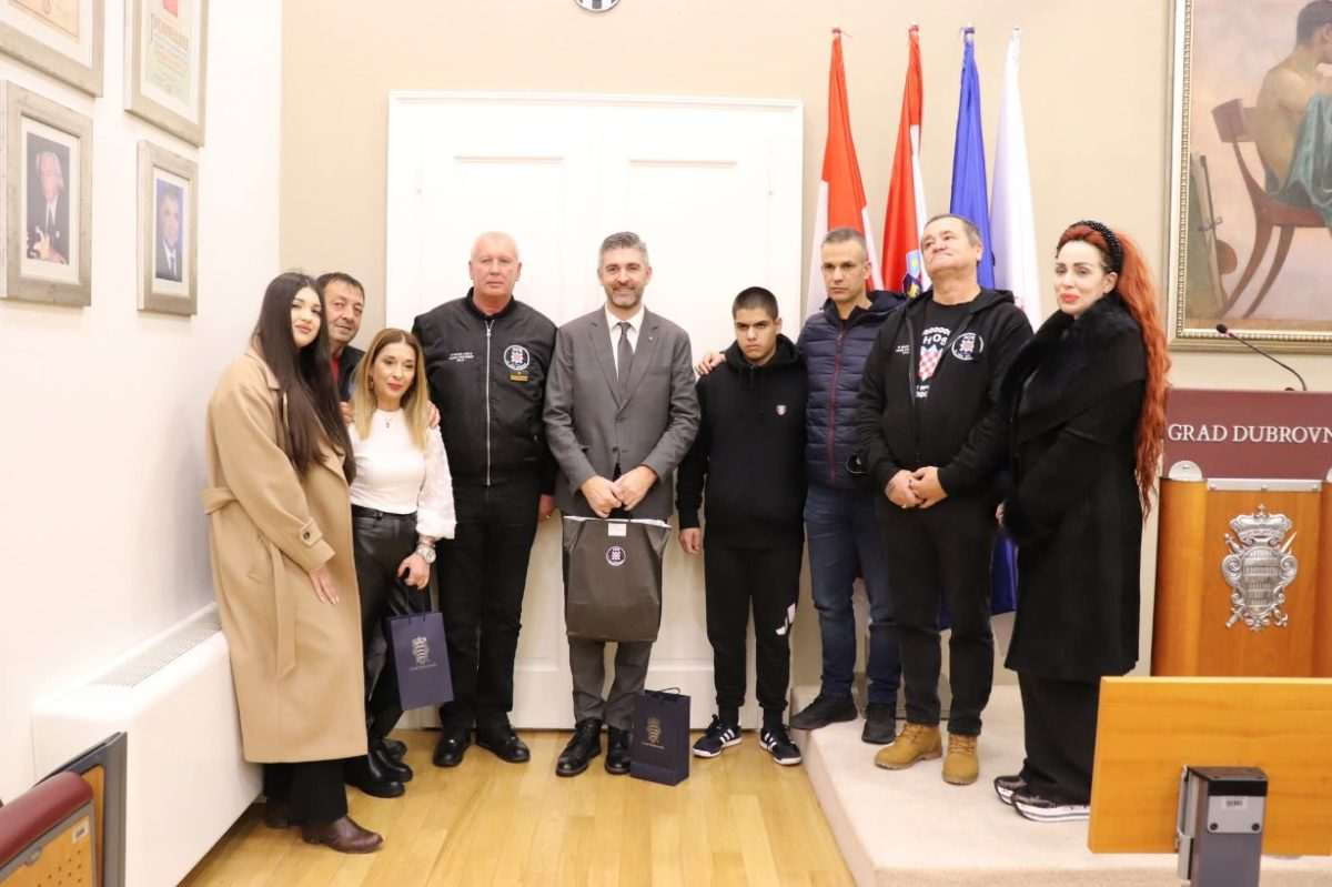 ŽIVOTE SU DALI ZA OBRANU DUBROVNIKA Obitelji poginulih pripadnika HOS-a u posjetu gradonačelniku 1 Facebook Grad Frankovic obitelj branitelji HOS