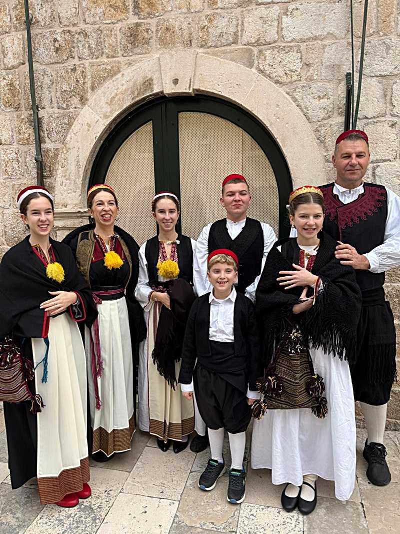 OD BURALA DO STRADUNA S ponosom i ljubavlju nose nošnje svoga kraja! 1 sveti vlaho nosnje antun bijelic konavle