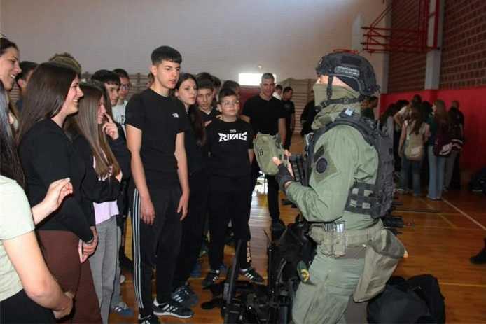 U Metković održana promocija policijskog zanimanja 1 Metkovic promocija policijskog zanimanja