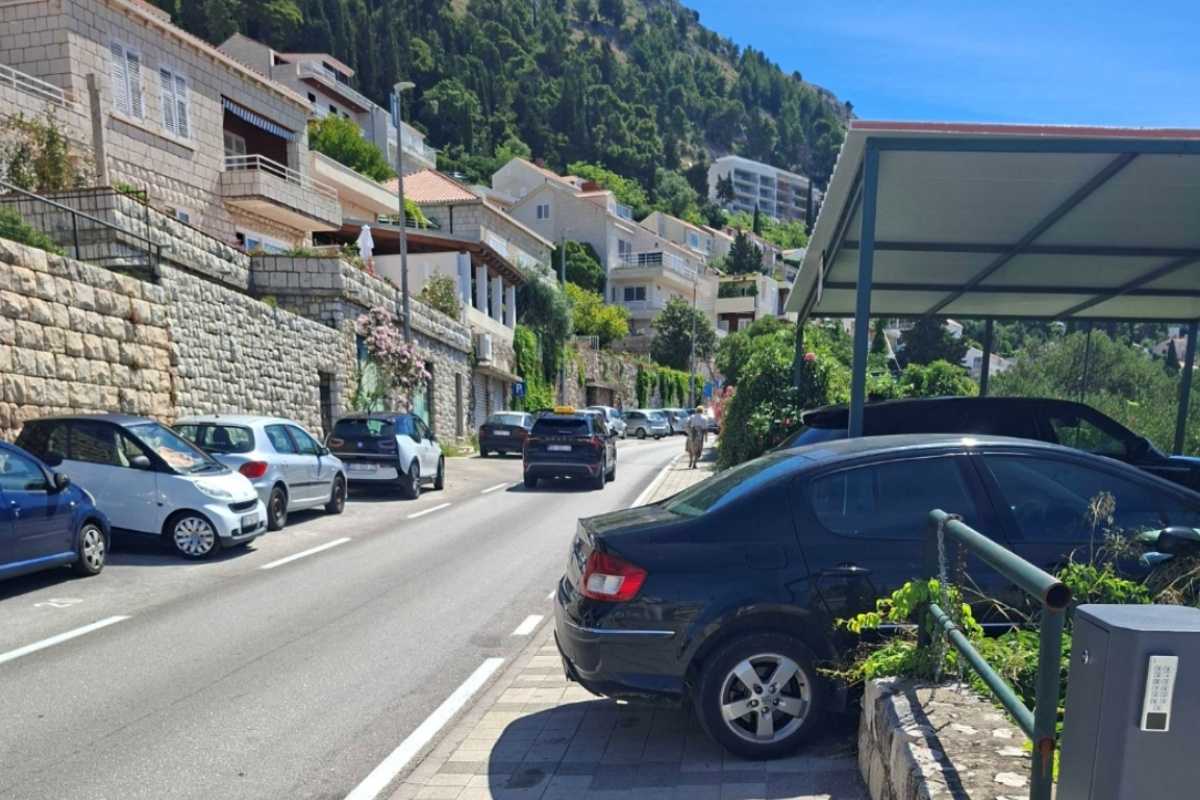 GRAD U NEREDU I NIKOGA NIJE BRIGA Nepropisno parkiranje postalo svakodnevica 1 nepropisno parkiranje 2