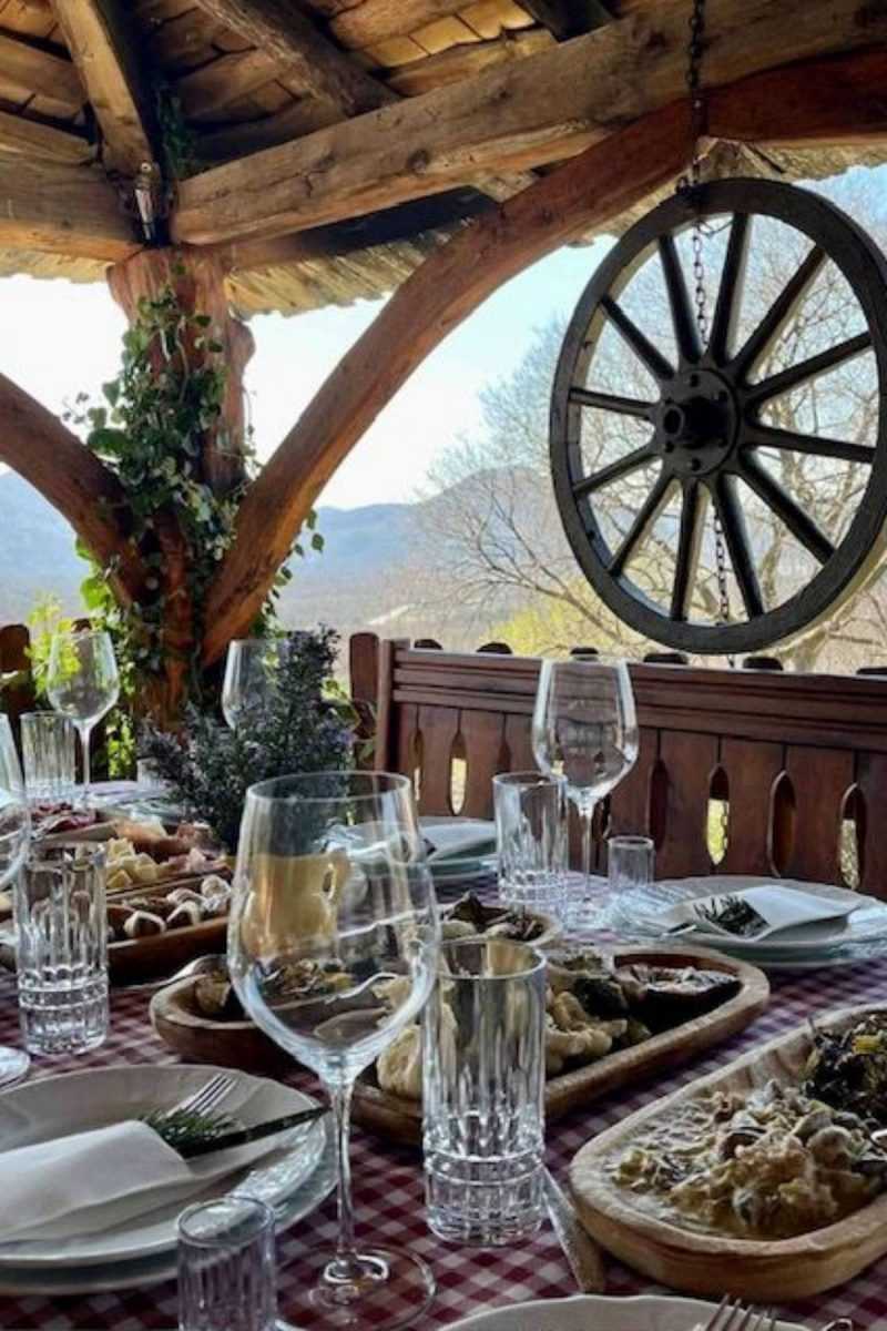 STARI HRAST Posjetili smo seosko domaćinstvo nadomak Trebinja 1 stari hrast trpeza pogled 2