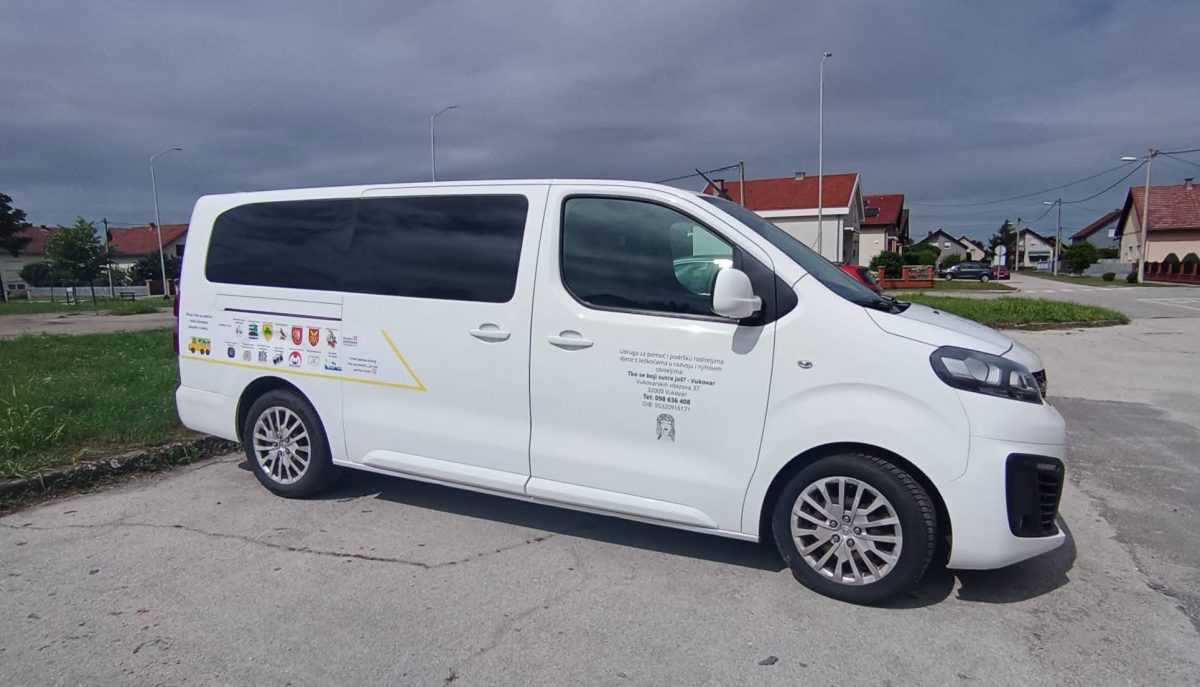 IZ DUBROVNIKA U VUKOVAR Kombi nosi tisuće srca za mališane s teškoćama u razvoju 1 tata je tata kombi za vukovar 3