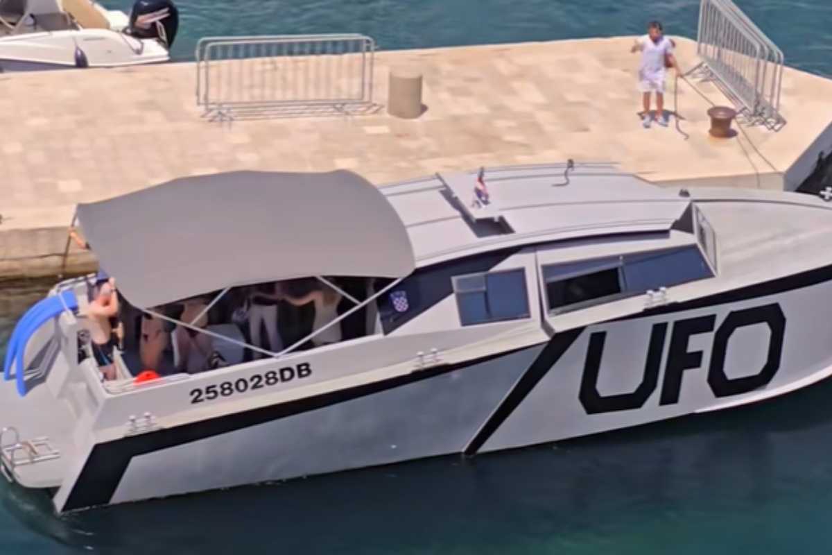 LJETNA ZABAVA ILI NEKULTURA? Glasan brod u Portu podijelio Dubrovčane: 'Prodali smo dušu za eure!' 1 brodar disko brod port
