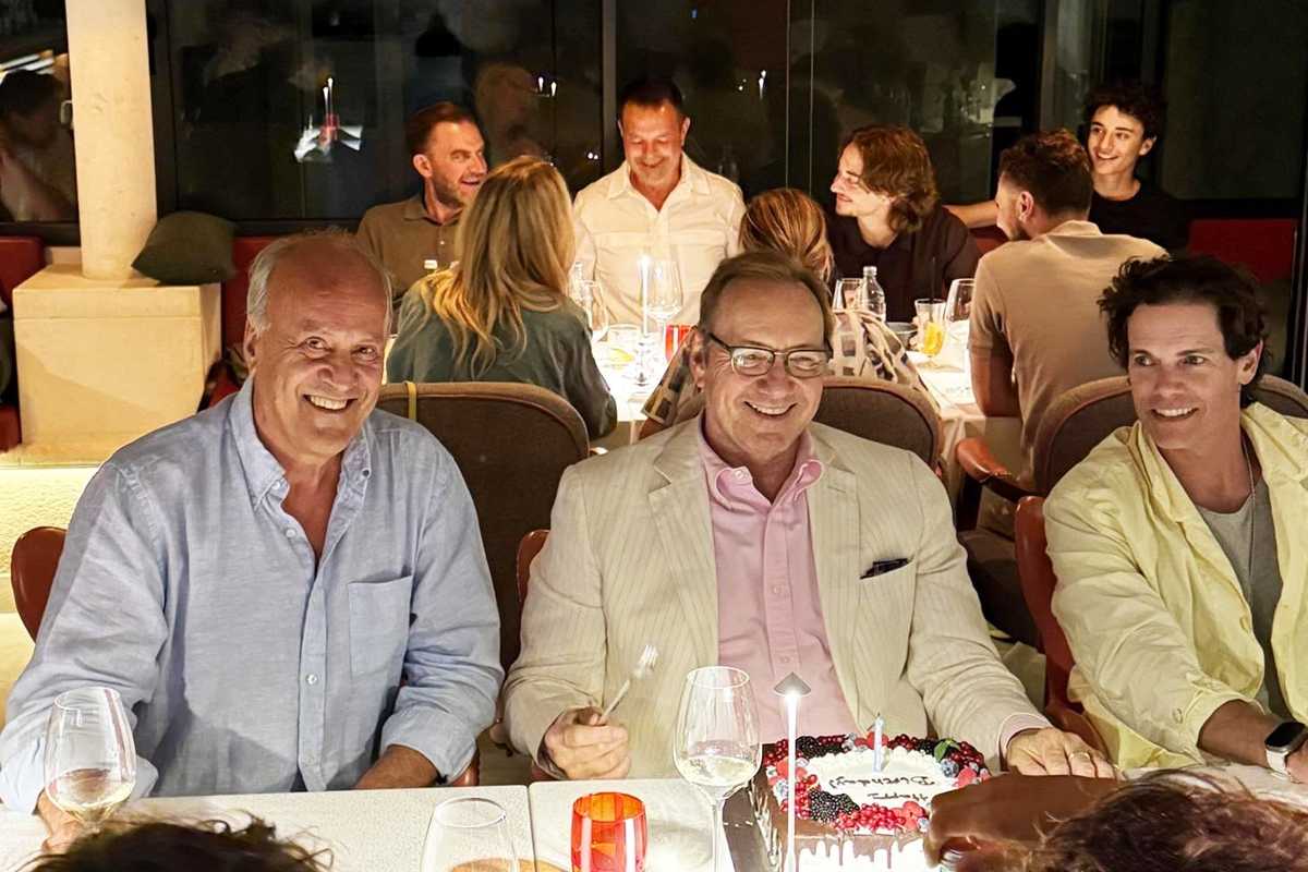 SRETAN ROĐENDAN! Kevin Spacey proslavio rođendan u Gradu i izveo ekipu u restoran Proto 1 kevin spacey