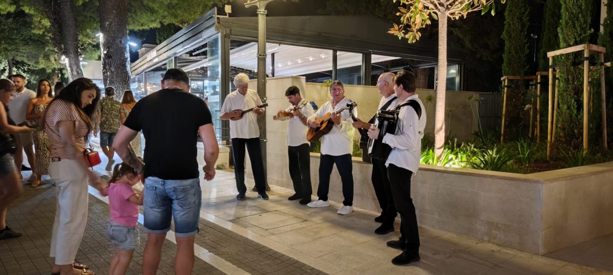 (VIDEO) KO U NEKA STARA VREMENA U Uvali Lapad sinoć se sviralo na četiri mjesta - i bilo je divno! 3 uvala klapa