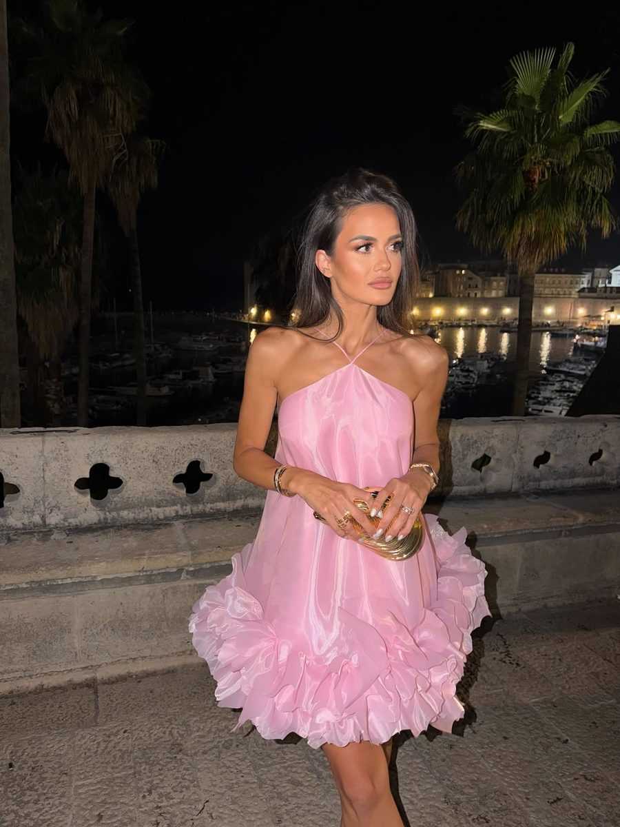 ROZA VESTA S VOLANIMA ZA VEČERNJI IZLAZAK Adriana Ćaleta-Car u Barbie izdanju 1 adriana caleta car roza haljina