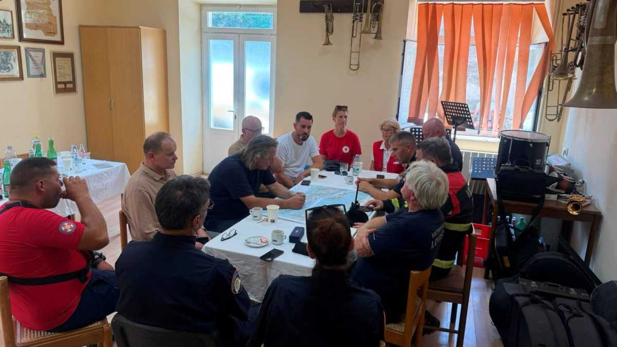 STOŽER CIVILNE ZAŠTITE 240 vatrogasaca čuva Potomje i pravac prema Orebiću 2 peljesac pozar 140826 1