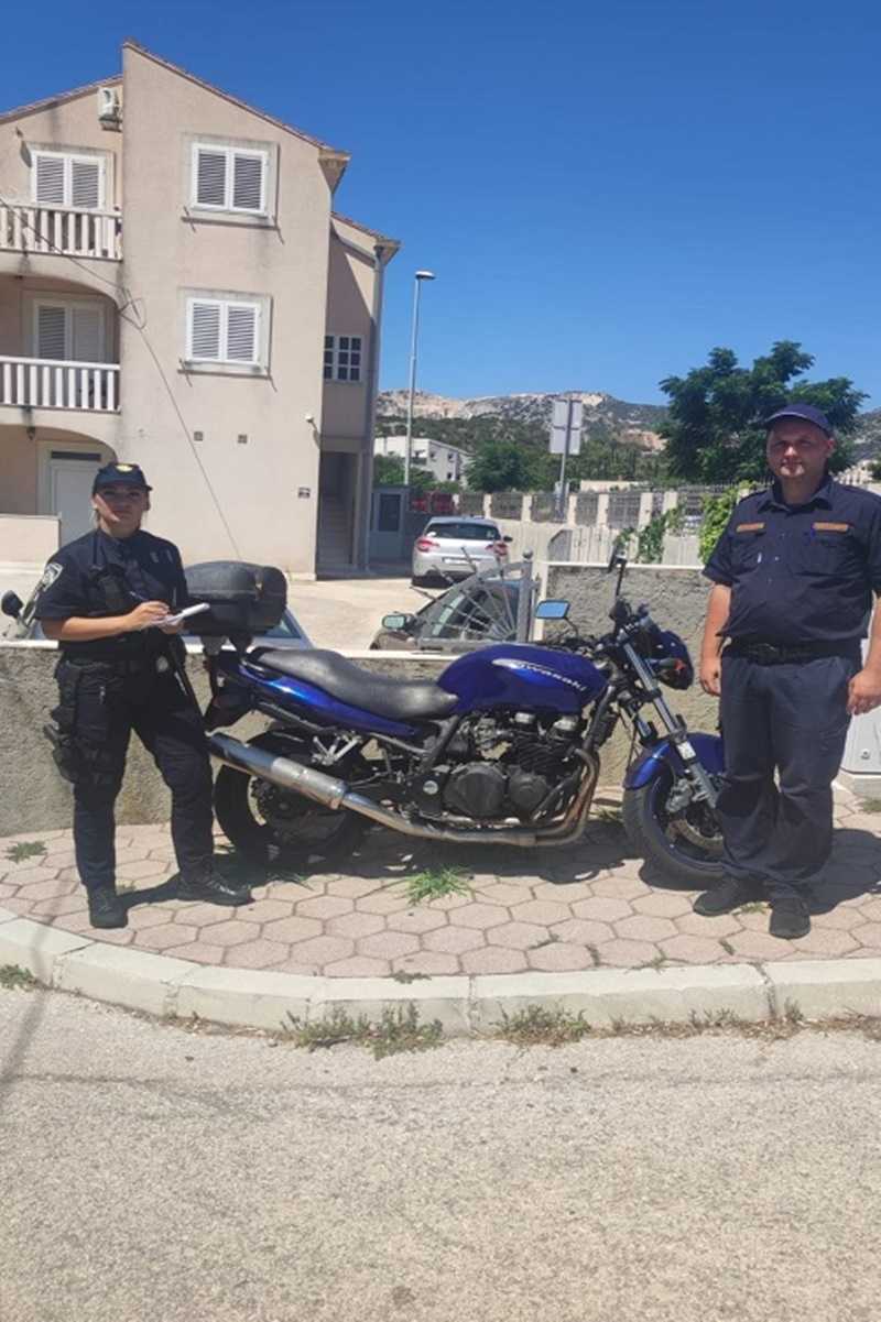 policija motor nepropisno parkiranje 1